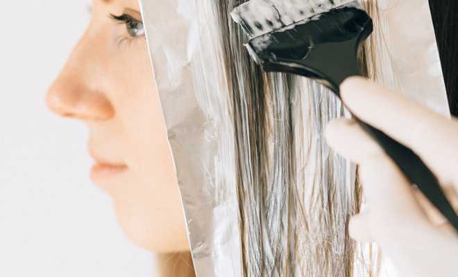 Mujer con cabello increíblemente teñido