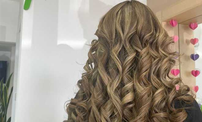 Mujer con mechas de cabello del salón.