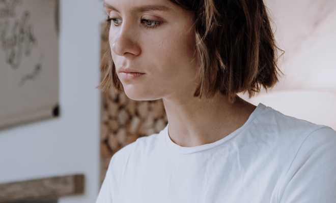 Mujer con corte de pelo bob y capas