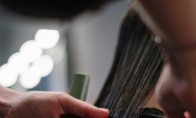 Mujer recibiendo un corte de cabello en el salón de belleza.